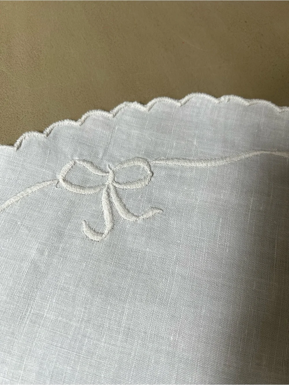 Set of 8 Vintage White Linen Oval Placemats Embroidered Bows & Scalloped Edges